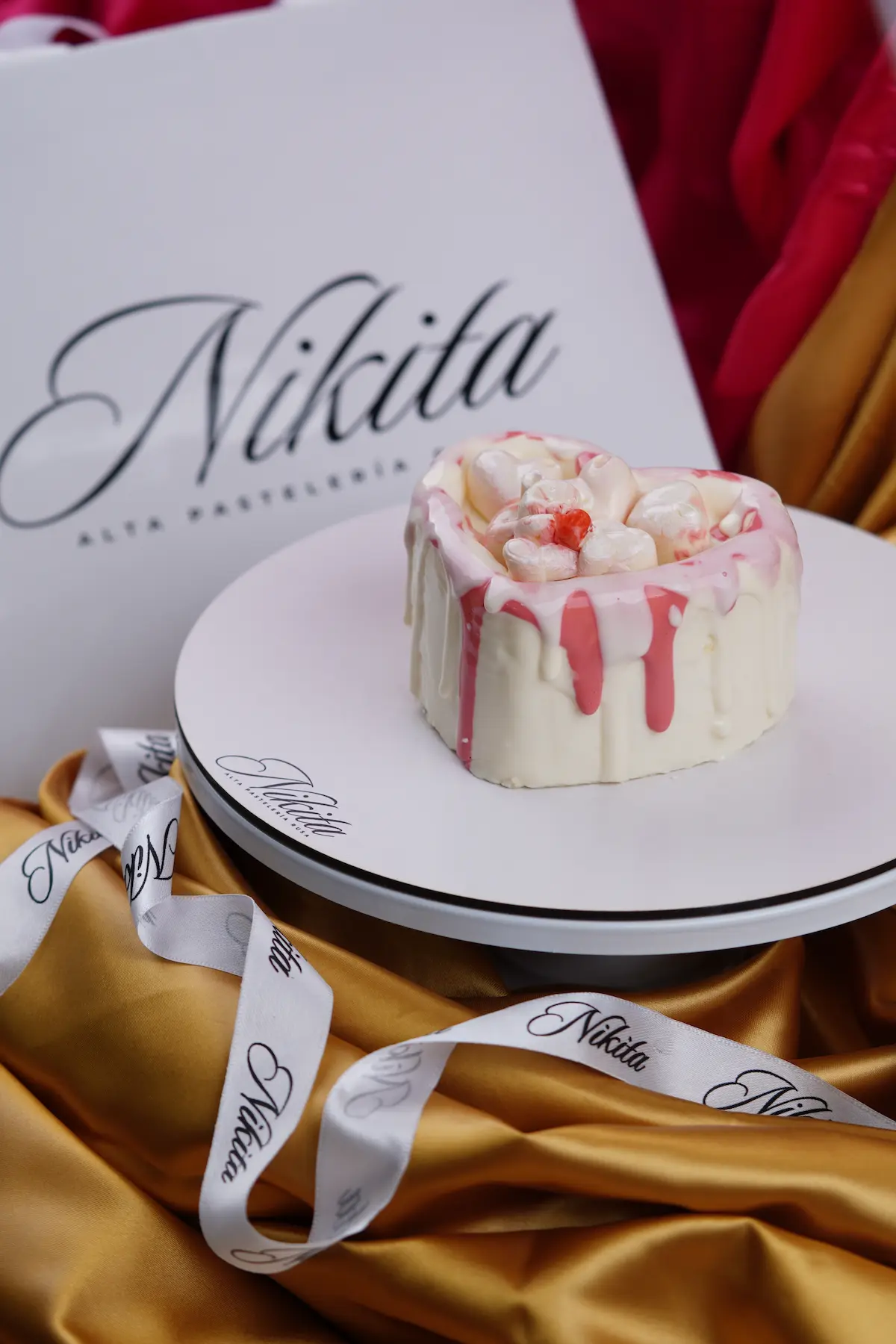 Corazón con oso con logo Nikita