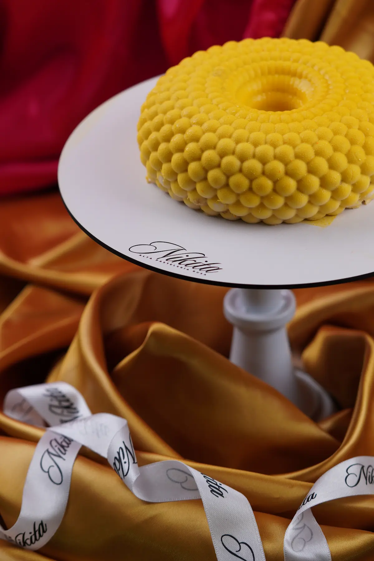 Pastel de corona con logo