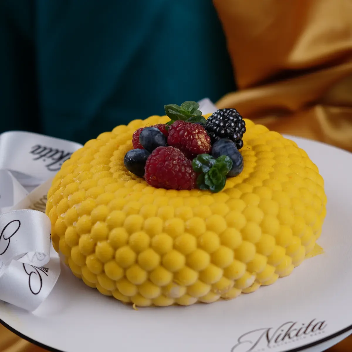 Pastel de corona con bayas con logo