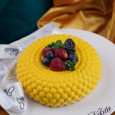Pastel de corona con bayas