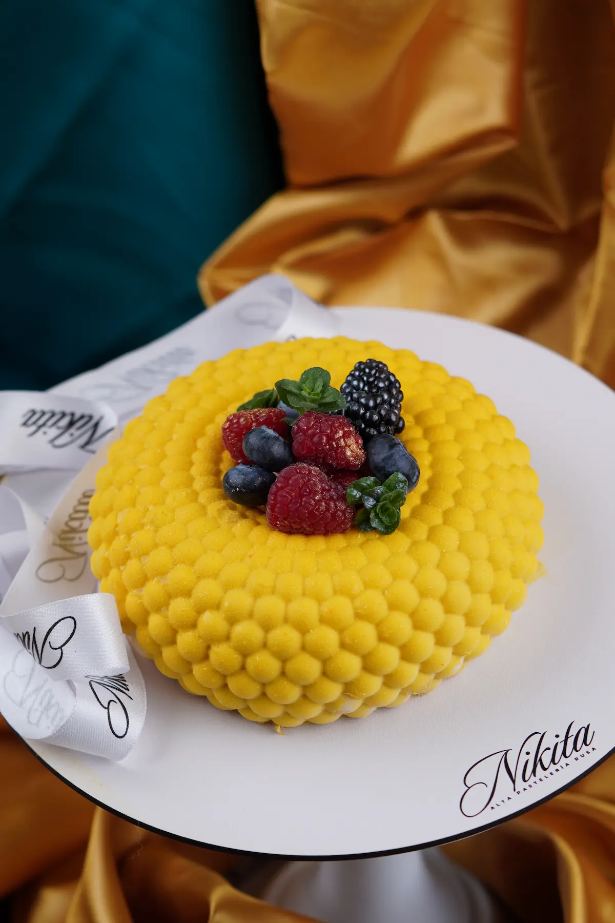 Pastel de corona con bayas