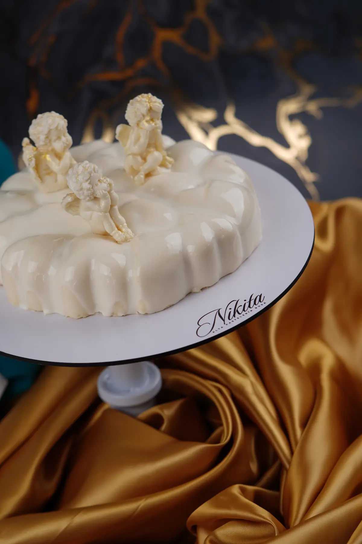 Pastel Angelitos con logo Nikita
