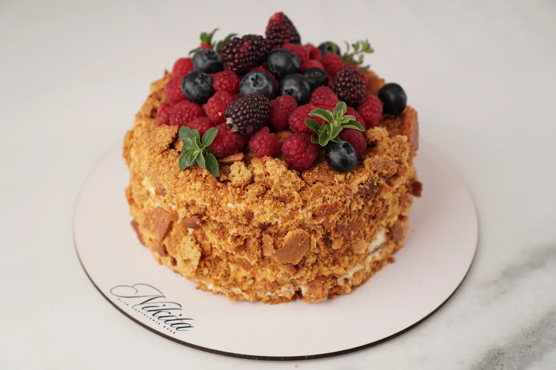 Pastel de Miel con Frutas rojo