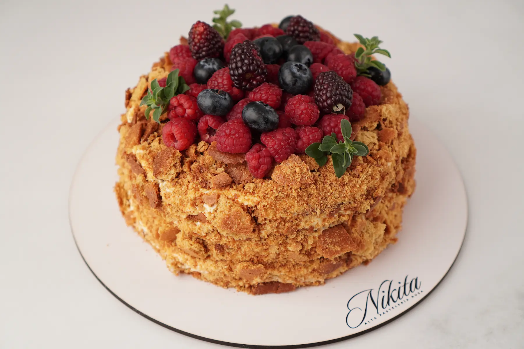 Pastel de Medovik con Bayas