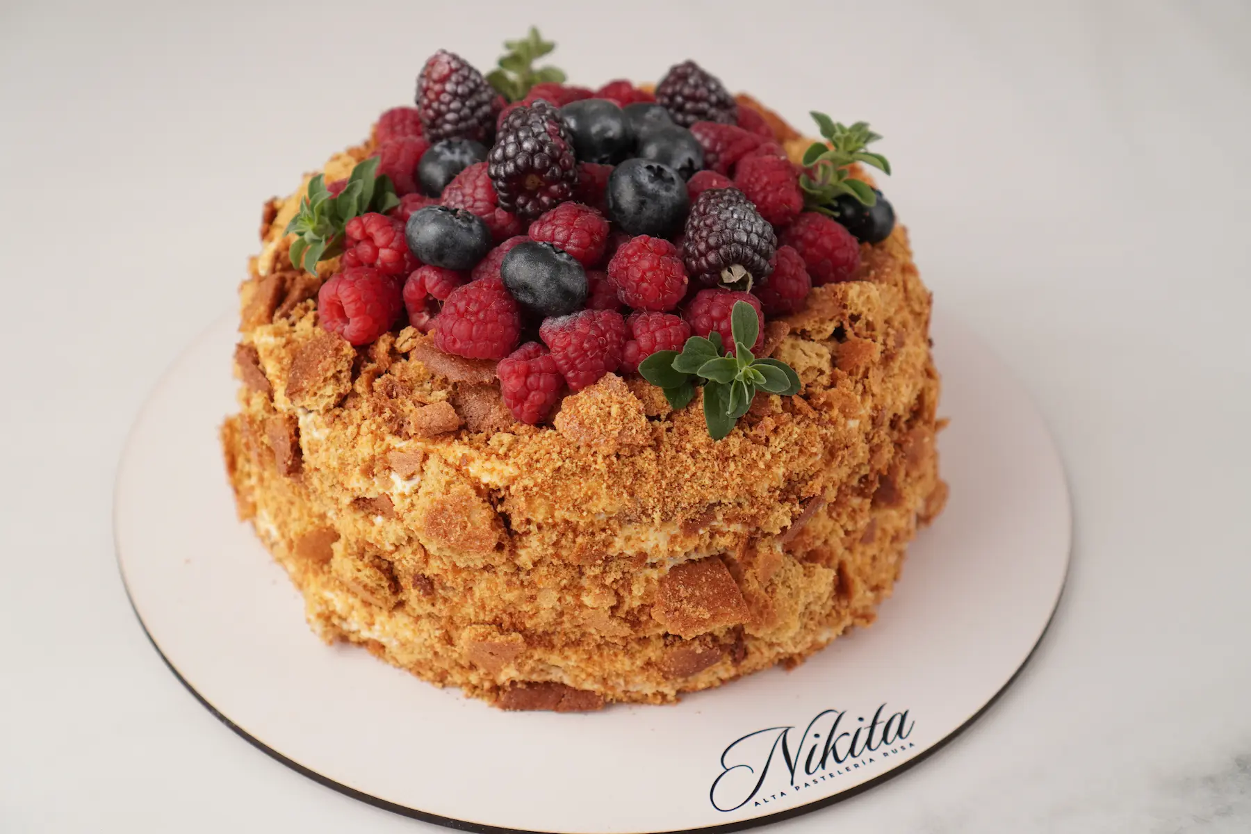 Pastel de Miel con Bayas
